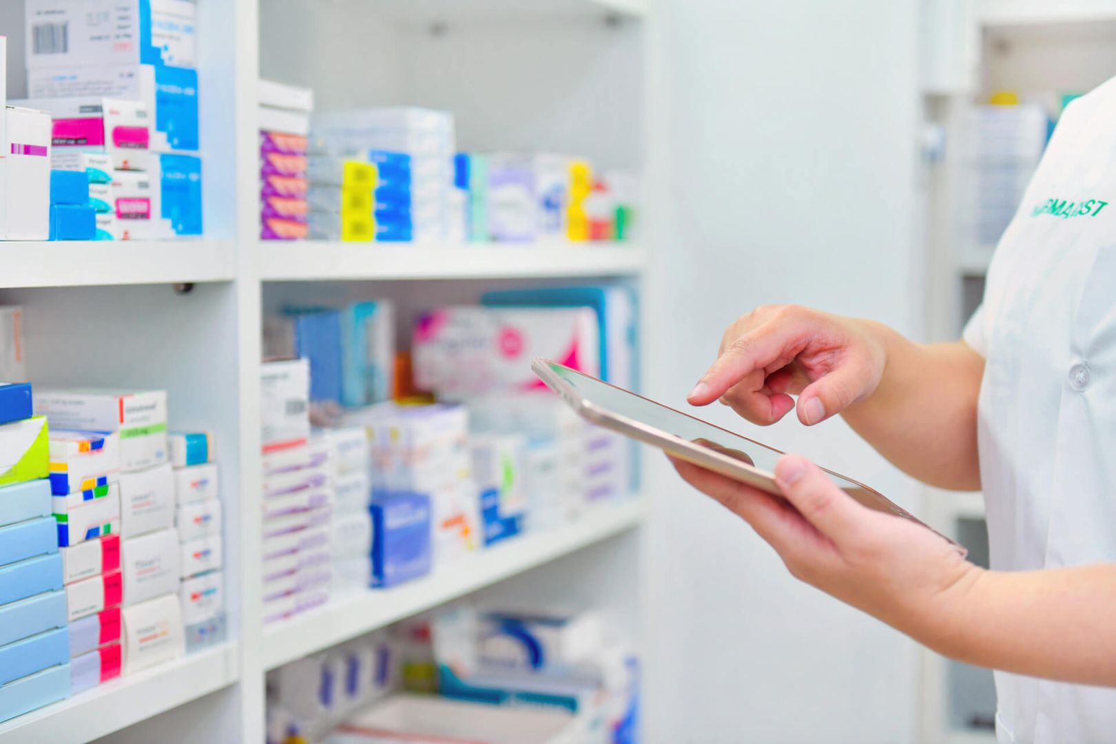 Eine Apothekerin bedient ein Tablet